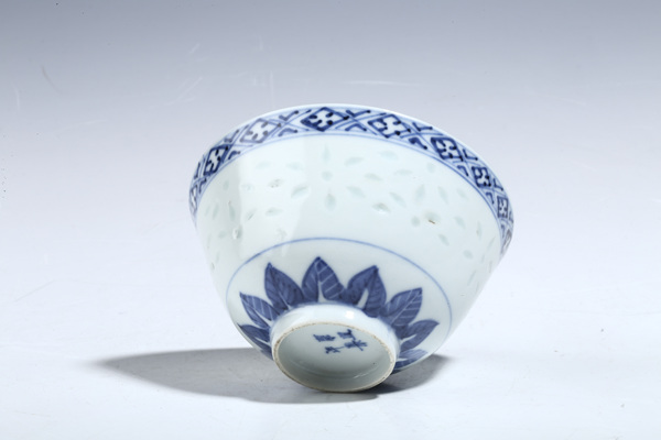 古玩陶瓷清末民初·青花五福紋玲瓏瓷蓋碗拍賣，當前價格0元