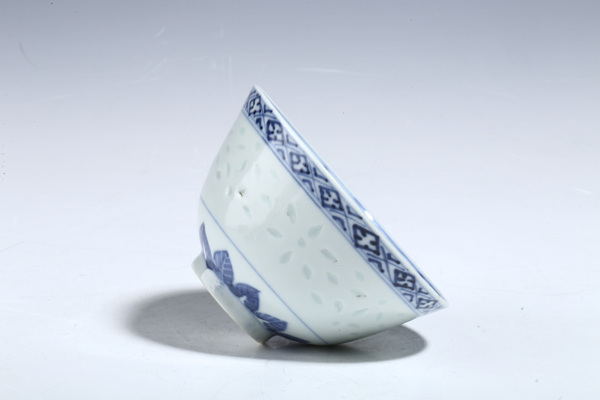 古玩陶瓷清末民初·青花五福紋玲瓏瓷蓋碗拍賣，當前價格0元
