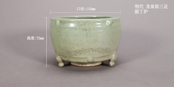 古玩陶瓷【明·龍泉巔峰時代】青釉鼓釘三足爐拍賣,當前價格6000元