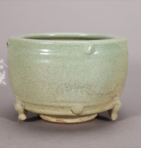 古玩陶瓷【明·龍泉巔峰時代】青釉鼓釘三足爐拍賣,當前價格6000元