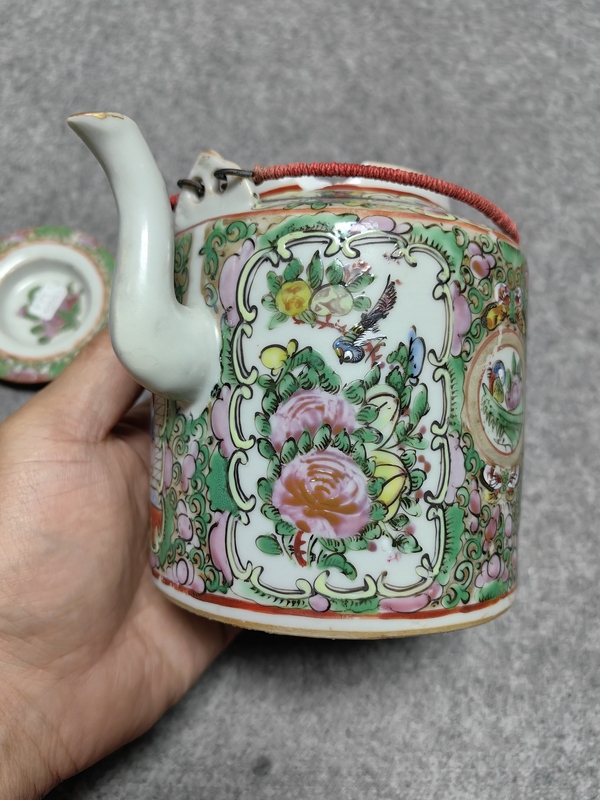 古玩陶瓷人物花鳥蝶紋廣彩提梁壺拍賣,當前價格460元