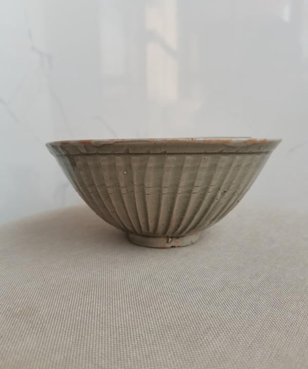 古玩轉(zhuǎn)賣耀州或臨汝窯青釉刻線條紋茶盞拍賣,當(dāng)前價(jià)格9898元