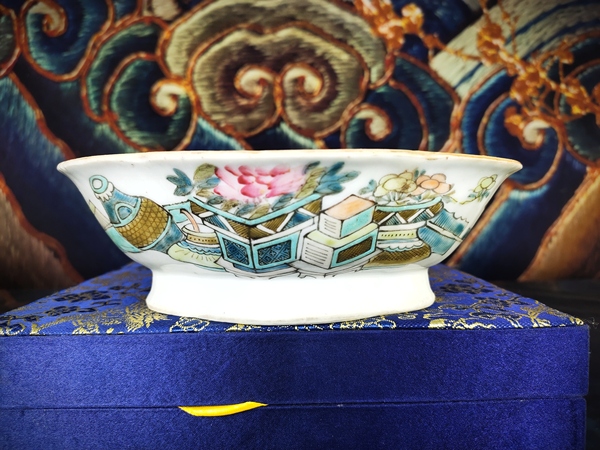 古玩陶瓷清光緒施錦堂名家淺絳彩博古圖海棠口供碗拍賣,當(dāng)前價格3580元