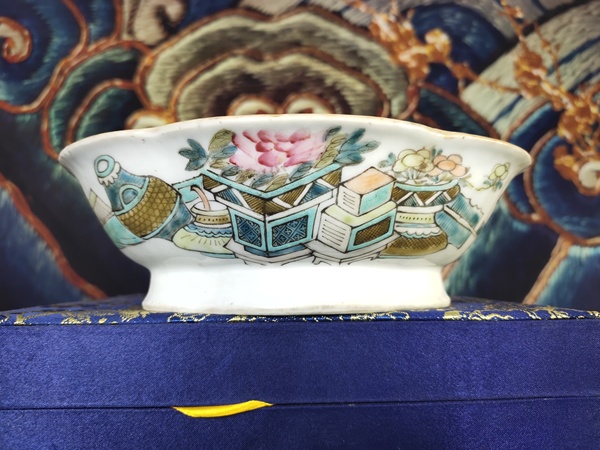 古玩陶瓷清光緒施錦堂名家淺絳彩博古圖海棠口供碗拍賣,當(dāng)前價格3580元
