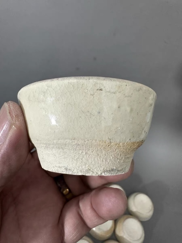 古玩陶瓷明末的一組白釉壓手杯小杯八個(gè)一組一起走G0039拍賣，當(dāng)前價(jià)格1680元