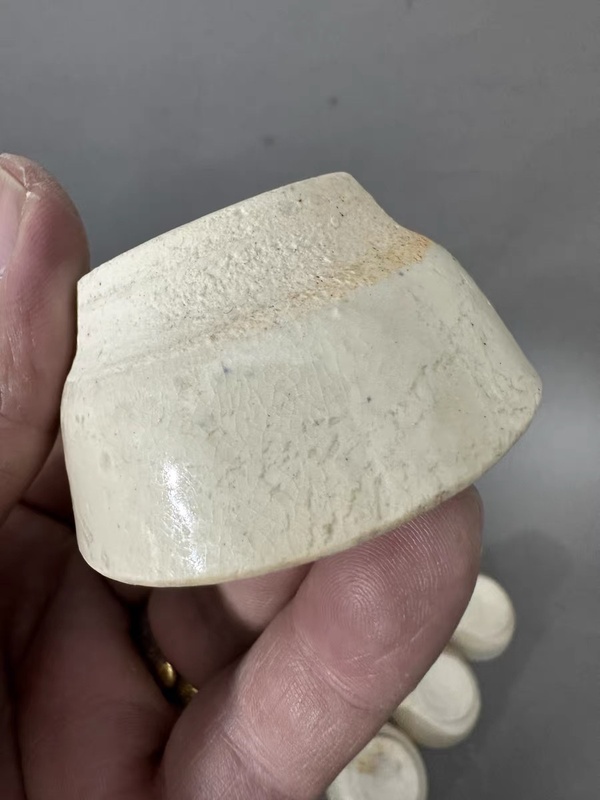 古玩陶瓷明末的一組白釉壓手杯小杯八個(gè)一組一起走G0039拍賣，當(dāng)前價(jià)格1680元