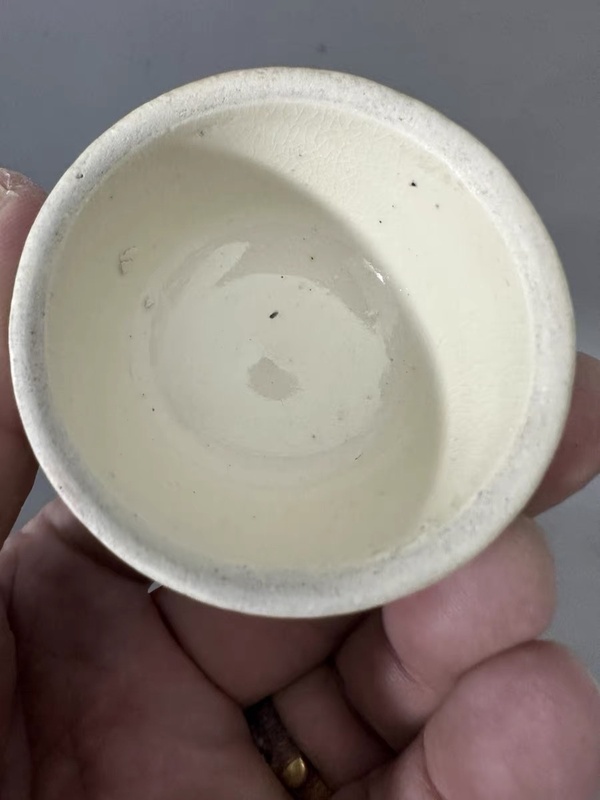 古玩陶瓷明末的一組白釉壓手杯小杯八個(gè)一組一起走G0039拍賣，當(dāng)前價(jià)格1680元