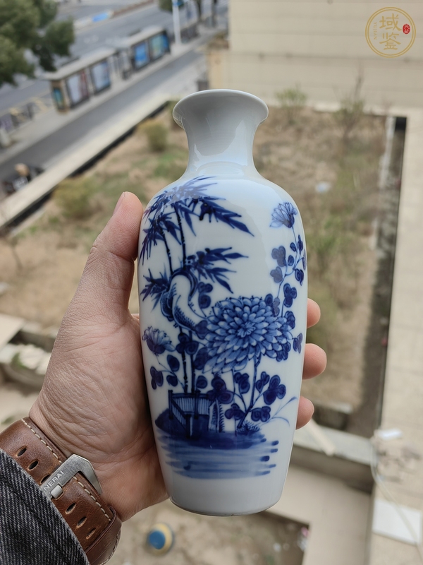 古玩陶瓷青花花蝶紋撇口瓶真品鑒賞圖