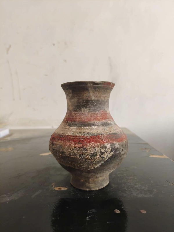 古玩陶瓷館藏級珍品秦漢黑陶彩繪漢壺拍賣,當前價格980元