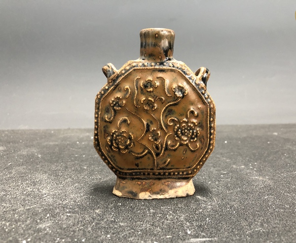 古玩陶瓷清代黑褐釉窯變印花雙系八方小扁瓶拍賣,當前價格1880元