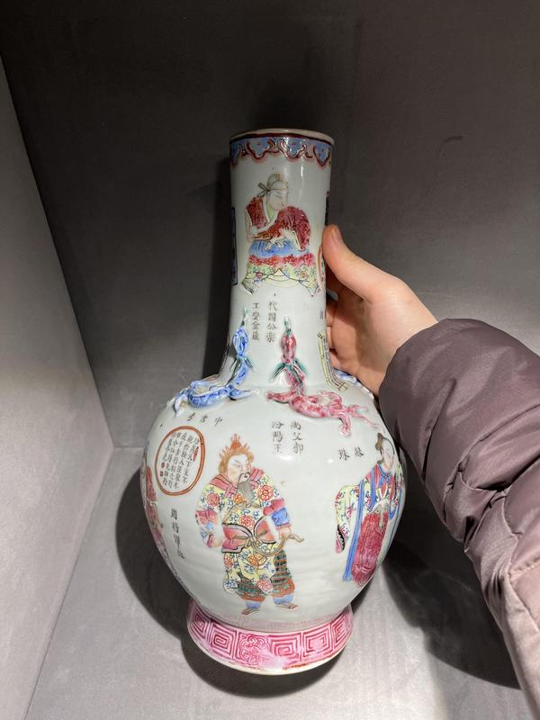 古玩陶瓷粉彩貼塑無雙譜瓶拍賣,當前價格120000元