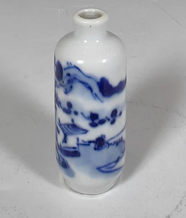 古玩轉(zhuǎn)賣清光緒青花山水獨(dú)釣圖精品鼻煙壺拍賣，當(dāng)前價格12000元