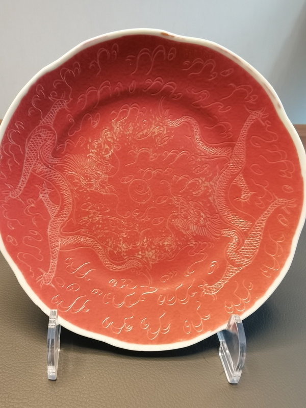 古玩陶瓷江西瓷業公司前身胭脂紅釉軋道粉彩龍紋葵口盤拍賣,當前價格980元