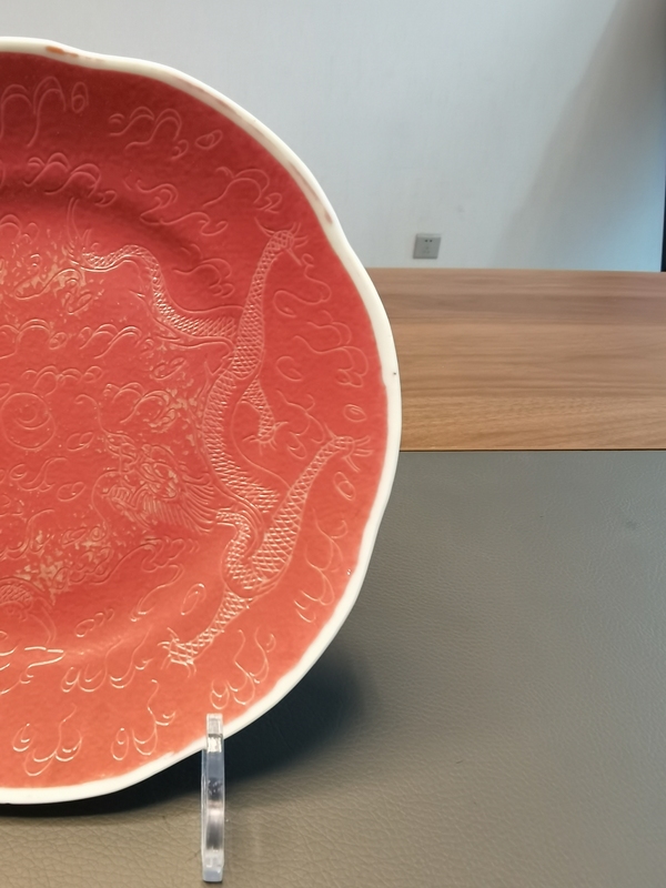 古玩陶瓷江西瓷業公司前身胭脂紅釉軋道粉彩龍紋葵口盤拍賣,當前價格980元