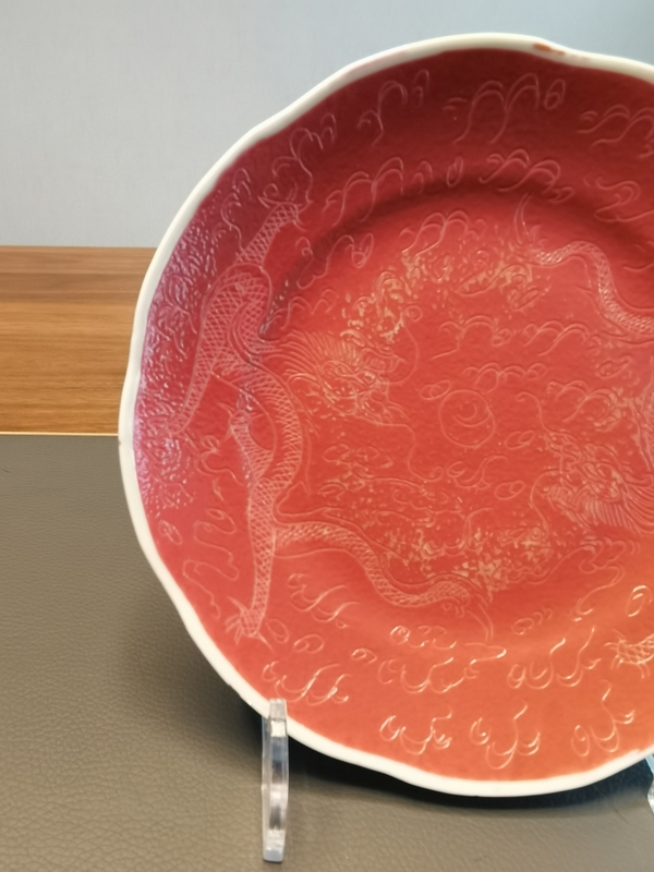 古玩陶瓷江西瓷業公司前身胭脂紅釉軋道粉彩龍紋葵口盤拍賣,當前價格980元