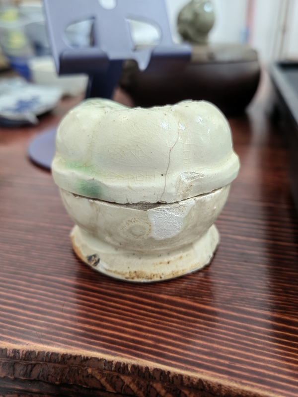 古玩陶瓷長沙窯印花白釉綠彩瓜棱粉盒標本拍賣,當前價格88元