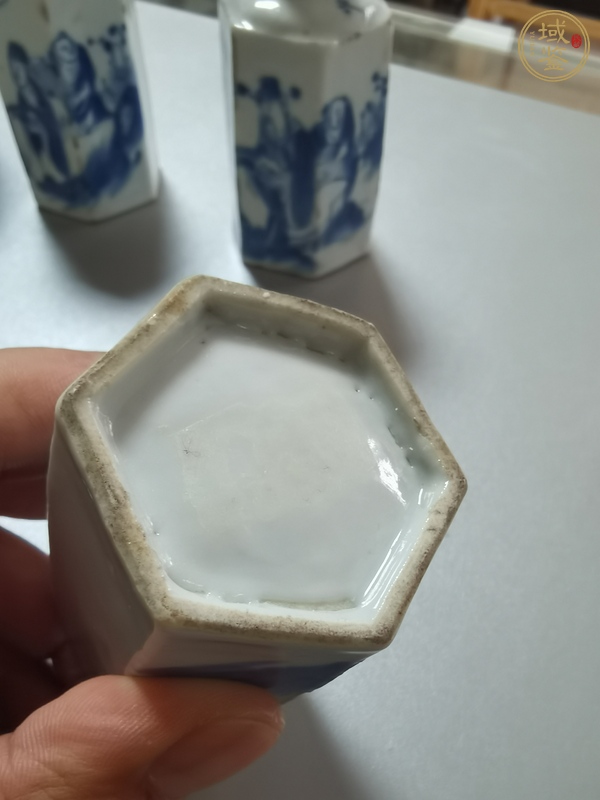 古玩陶瓷人物紋青花鼻煙壺真品鑒賞圖