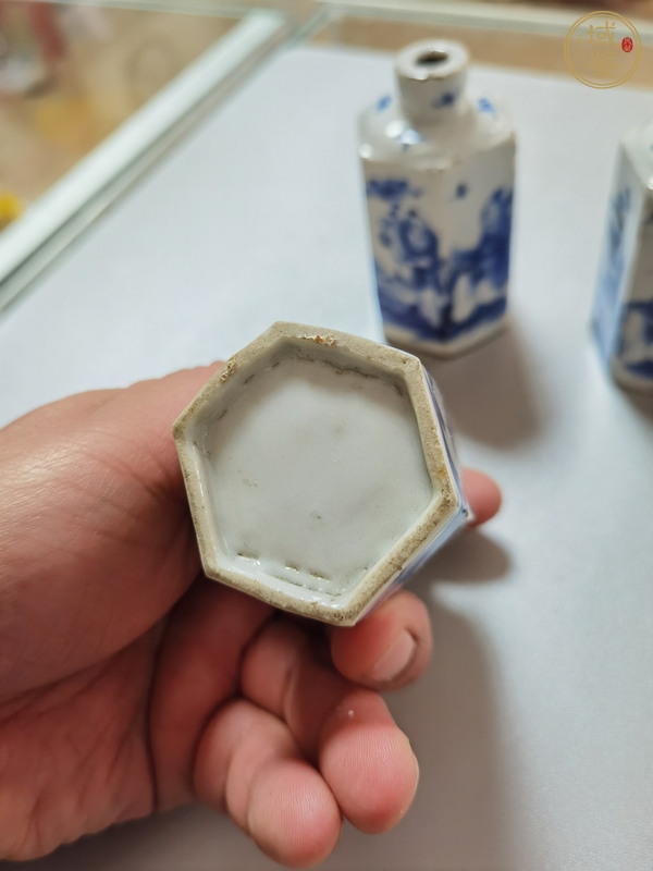 古玩陶瓷人物紋青花鼻煙壺真品鑒賞圖