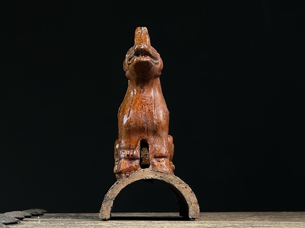 古玩陶瓷褐釉瑞獸構(gòu)件拍賣,當(dāng)前價格1280元