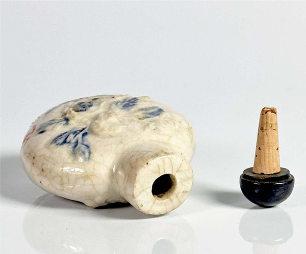 古玩陶瓷晚清哥釉貼塑花卉紋煙壺拍賣,當前價格1900元