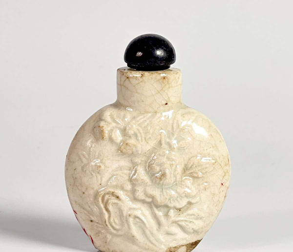 古玩陶瓷晚清哥釉貼塑花卉紋煙壺拍賣,當前價格1900元