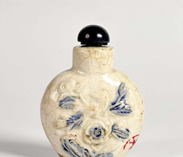 古玩陶瓷晚清哥釉貼塑花卉紋煙壺拍賣,當前價格1900元