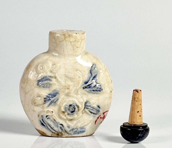古玩陶瓷晚清哥釉貼塑花卉紋煙壺拍賣,當前價格1900元