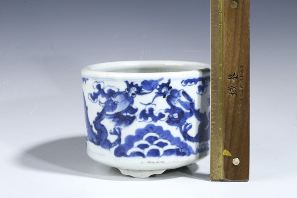 古玩陶瓷晚清·青花雙龍戲珠紋三足筒式爐拍賣,當(dāng)前價(jià)格2250元