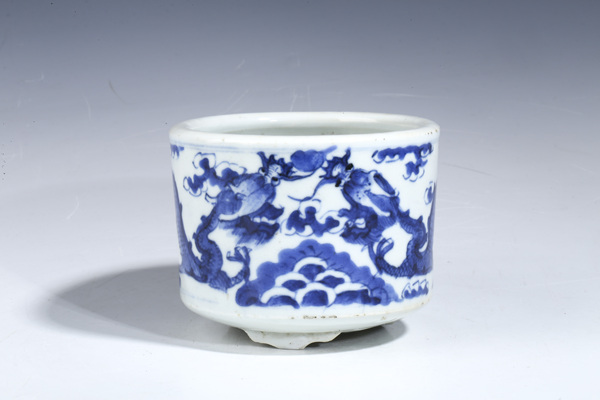 古玩陶瓷晚清·青花雙龍戲珠紋三足筒式爐拍賣,當(dāng)前價(jià)格2250元