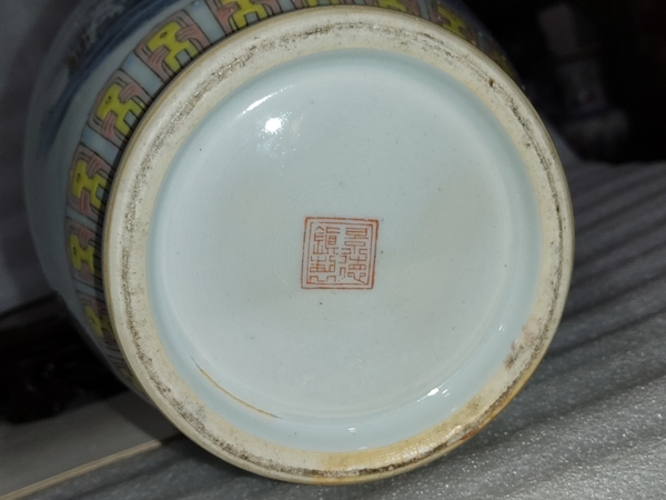 古玩陶瓷粉彩貼花八仙人物紋瓶拍賣,當(dāng)前價(jià)格1888元