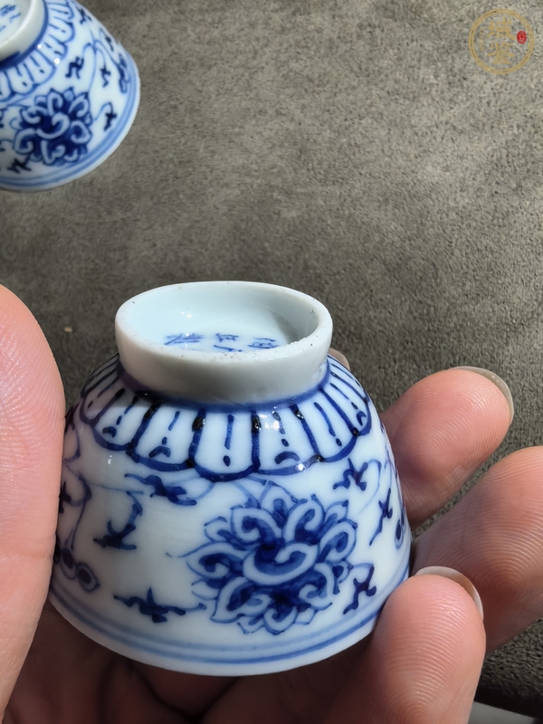 古玩陶瓷花卉紋青花杯真品鑒賞圖