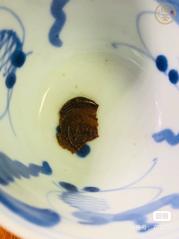 古玩陶瓷外紫金釉內(nèi)青花魚藻紋杯真品鑒賞圖