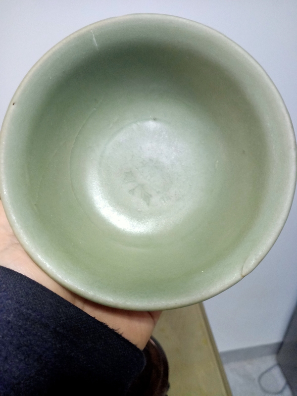 古玩陶瓷龍泉青瓷印花撇口碗拍賣,當前價格1600元