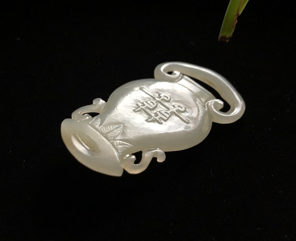 古玩玉器(記不清哪位朋友要的,差些資金讓了)清代和田玉提攜牌拍賣(mài),當(dāng)前價(jià)格9000元