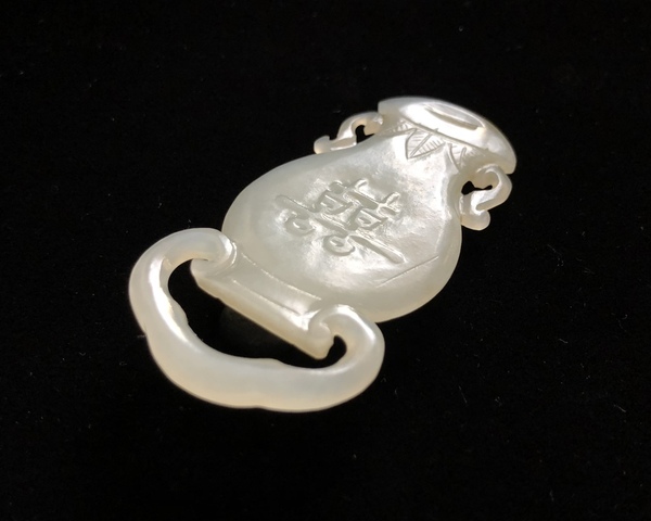 古玩玉器(記不清哪位朋友要的,差些資金讓了)清代和田玉提攜牌拍賣(mài),當(dāng)前價(jià)格9000元