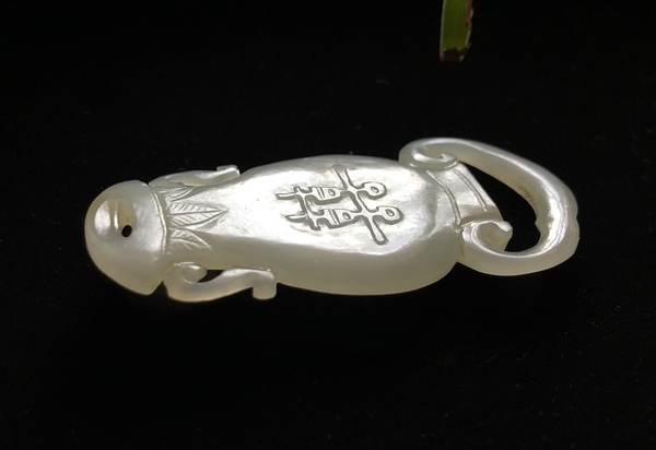 古玩玉器(記不清哪位朋友要的,差些資金讓了)清代和田玉提攜牌拍賣(mài),當(dāng)前價(jià)格9000元