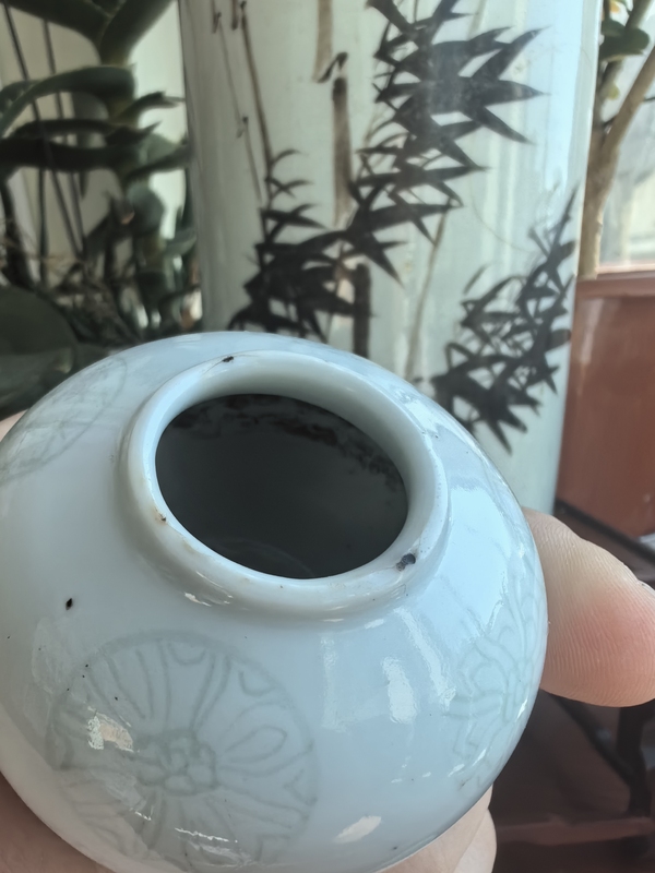 古玩陶瓷清中晚期白釉暗刻皮球花紋水盂拍賣,當前價格4860元