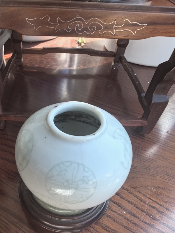 古玩陶瓷清中晚期白釉暗刻皮球花紋水盂拍賣,當前價格4860元