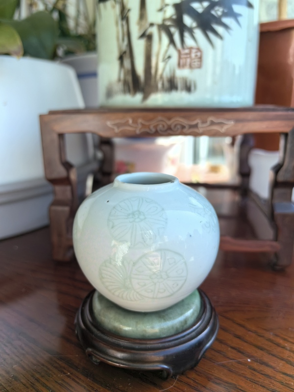 古玩陶瓷清中晚期白釉暗刻皮球花紋水盂拍賣,當前價格4860元