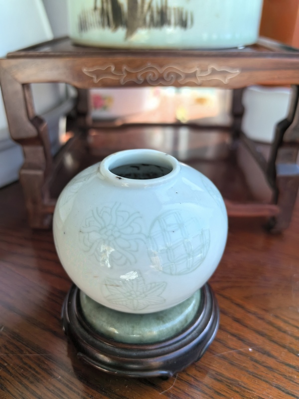 古玩陶瓷清中晚期白釉暗刻皮球花紋水盂拍賣,當前價格4860元