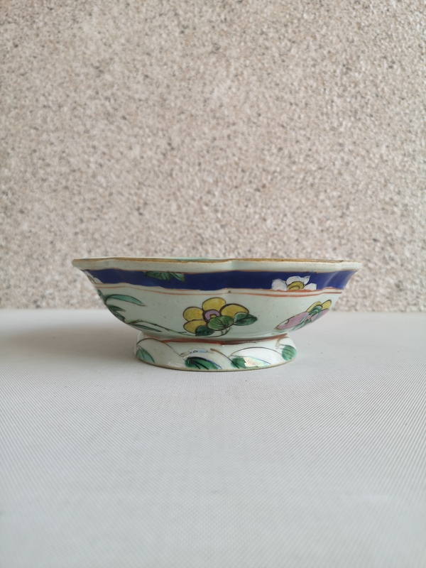 古玩陶瓷粉彩花卉紋花口供碗拍賣,當前價格850元