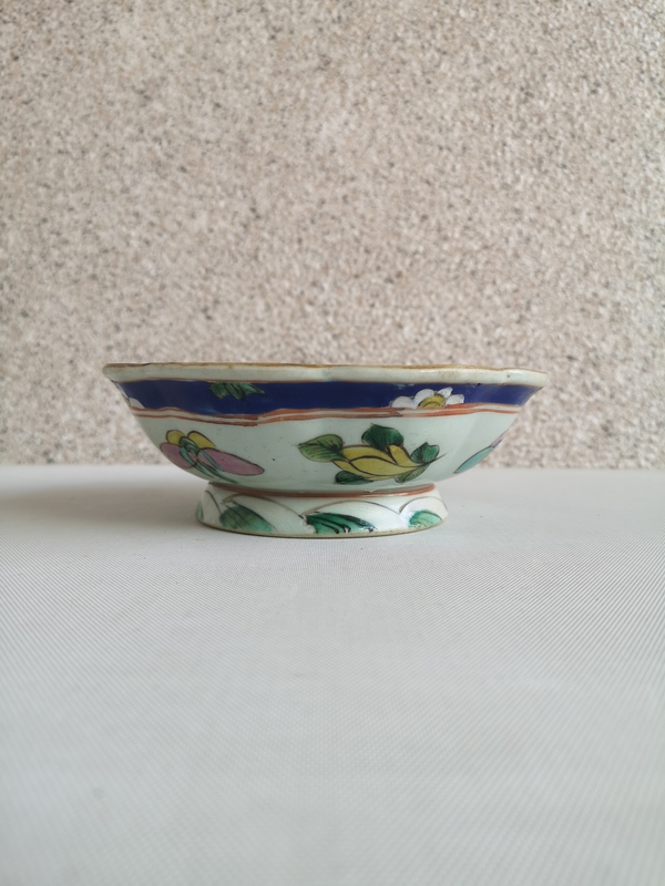 古玩陶瓷粉彩花卉紋花口供碗拍賣,當前價格850元