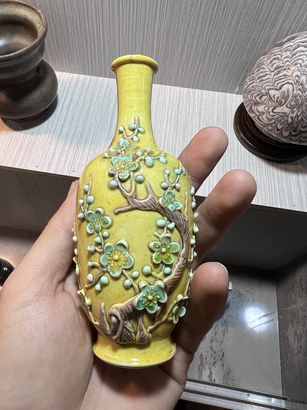 古玩陶瓷【民國精品】黃地貼塑素三彩花卉紋撇口瓶拍賣,當前價格2900元