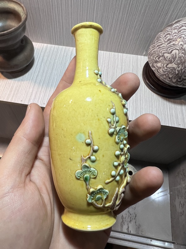 古玩陶瓷【民國精品】黃地貼塑素三彩花卉紋撇口瓶拍賣,當前價格2900元