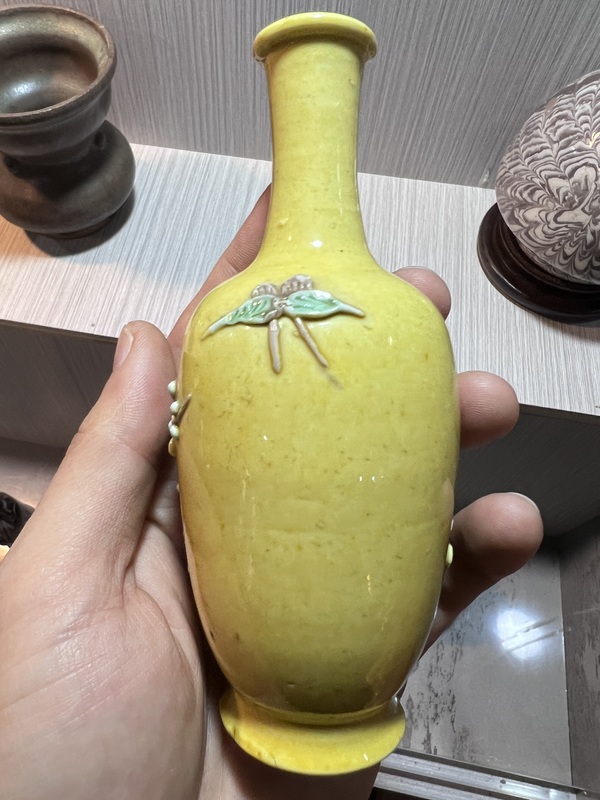 古玩陶瓷【民國精品】黃地貼塑素三彩花卉紋撇口瓶拍賣,當前價格2900元