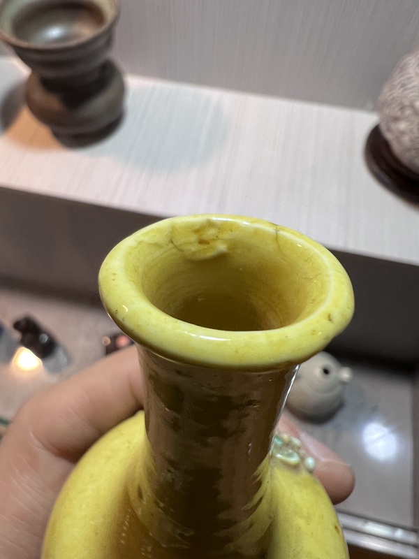 古玩陶瓷【民國精品】黃地貼塑素三彩花卉紋撇口瓶拍賣,當前價格2900元