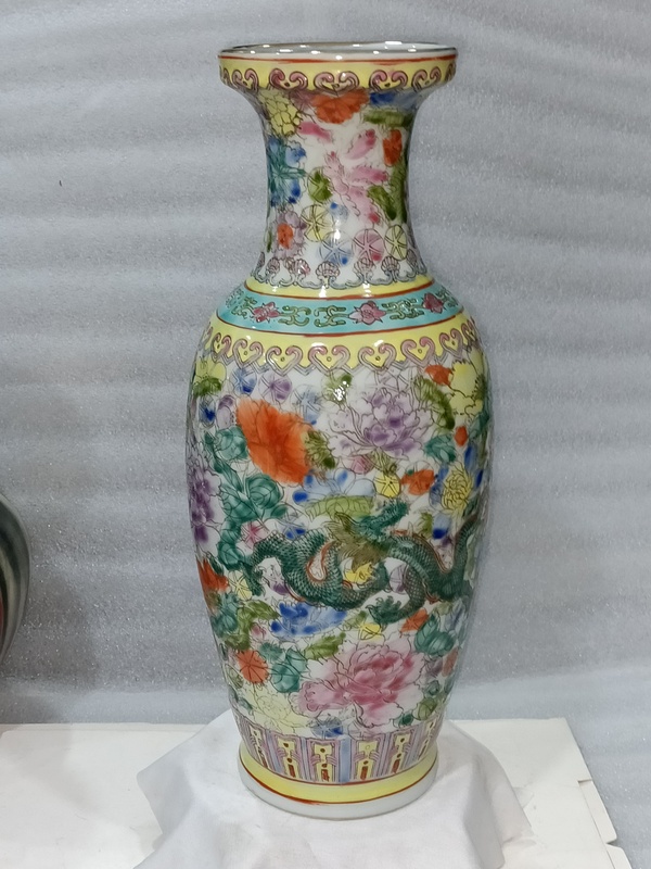 古玩陶瓷粉彩雙龍百花紋瓶拍賣,當(dāng)前價(jià)格1888元