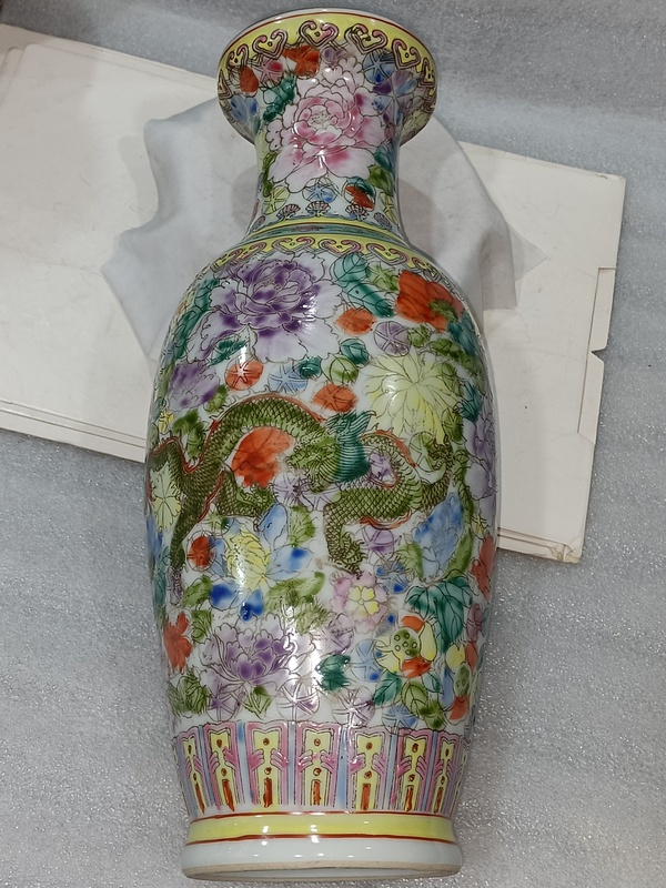 古玩陶瓷粉彩雙龍百花紋瓶拍賣,當(dāng)前價(jià)格1888元