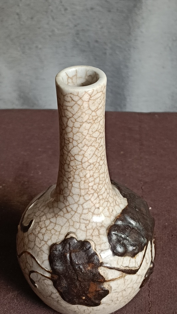 古玩陶瓷哥釉貼塑花卉紋小天球瓶拍賣,當前價格2100元