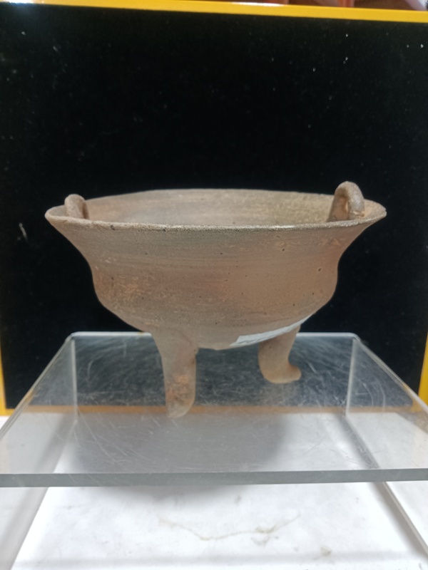 古玩陶瓷戰(zhàn)漢雙耳三足硬陶鼎拍賣,當(dāng)前價格4000元